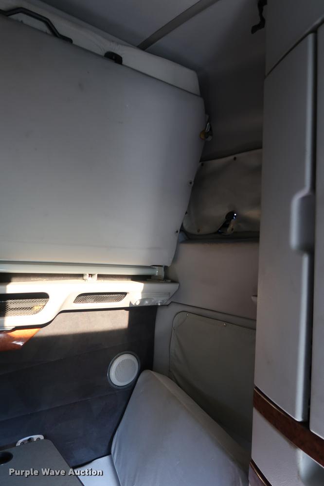 image for item DD1623 2007 Volvo VNL semi truck