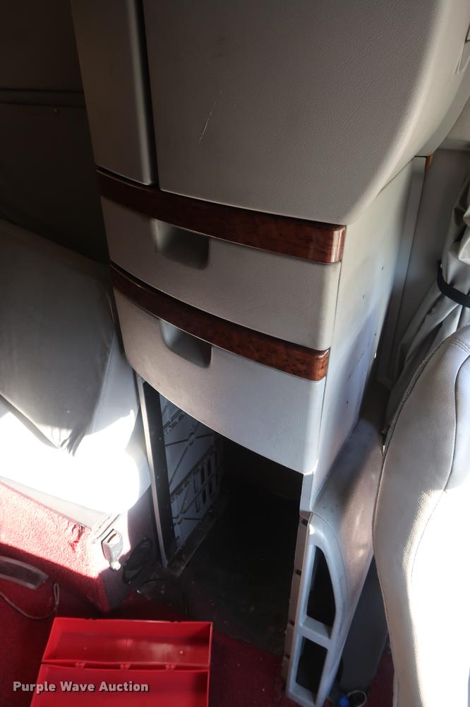 image for item DD1623 2007 Volvo VNL semi truck