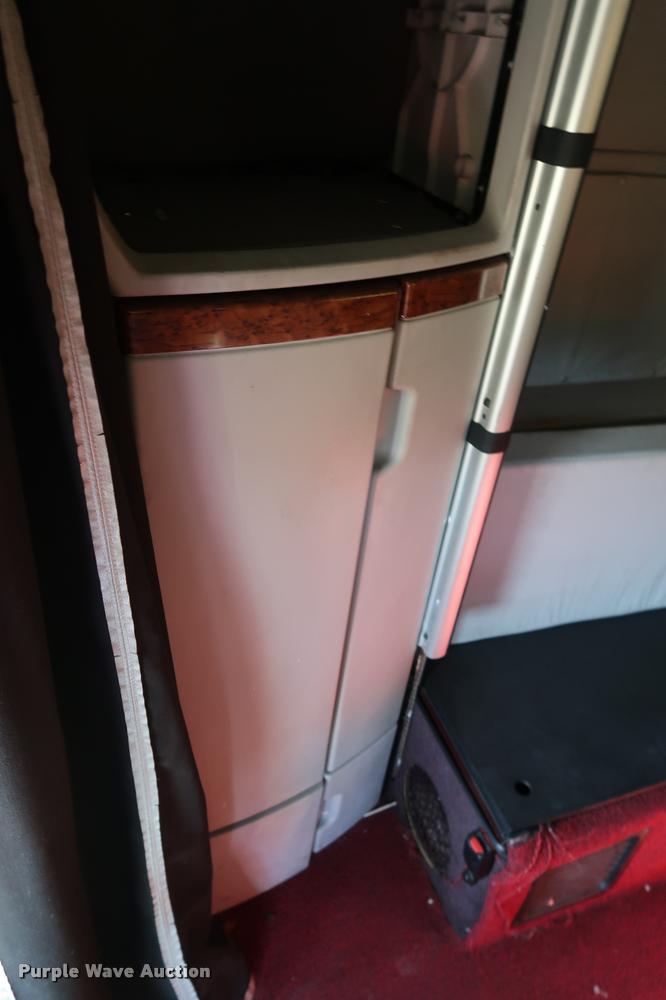 image for item DD1623 2007 Volvo VNL semi truck