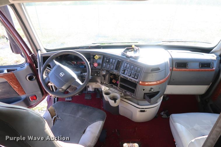 image for item DD1623 2007 Volvo VNL semi truck