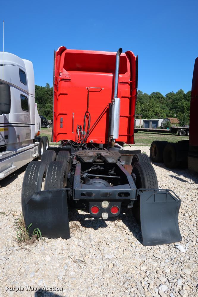 image for item DD1625 2005 Freightliner Columbia CL120 semi truck