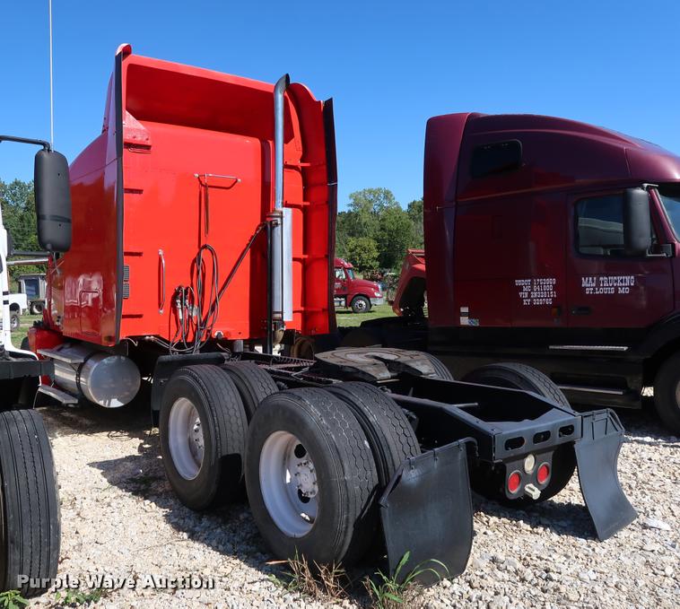 image for item DD1625 2005 Freightliner Columbia CL120 semi truck