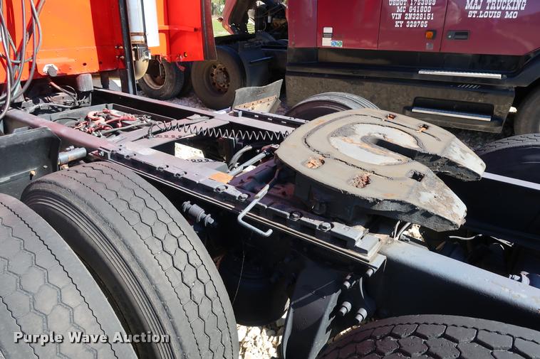 image for item DD1625 2005 Freightliner Columbia CL120 semi truck