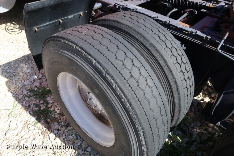 image for item DD1625 2005 Freightliner Columbia CL120 semi truck