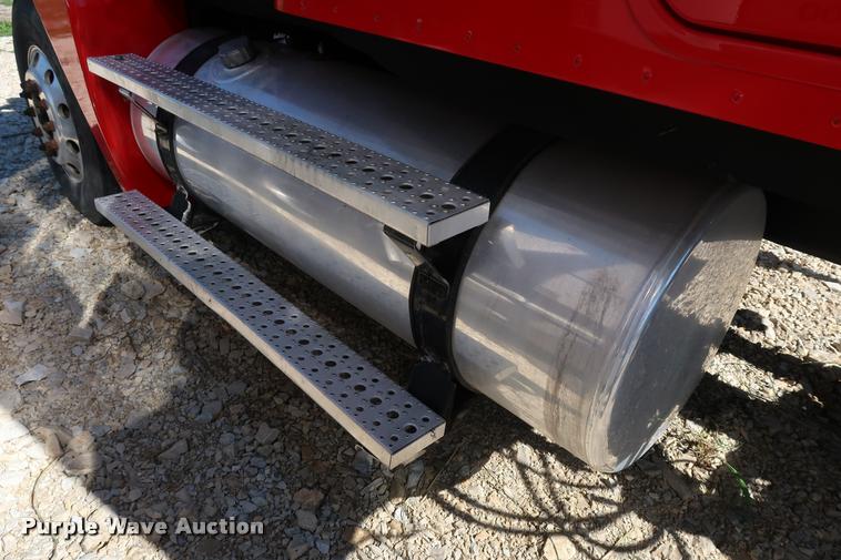 image for item DD1625 2005 Freightliner Columbia CL120 semi truck