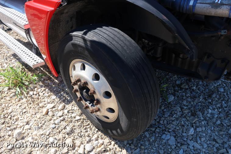 image for item DD1625 2005 Freightliner Columbia CL120 semi truck