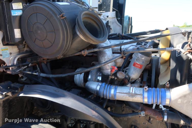 image for item DD1625 2005 Freightliner Columbia CL120 semi truck