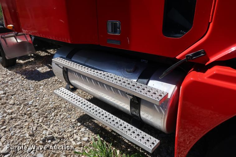 image for item DD1625 2005 Freightliner Columbia CL120 semi truck