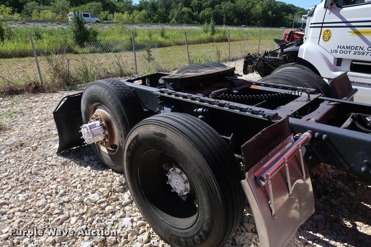 image for item DD1625 2005 Freightliner Columbia CL120 semi truck