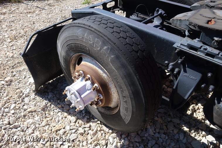 image for item DD1625 2005 Freightliner Columbia CL120 semi truck