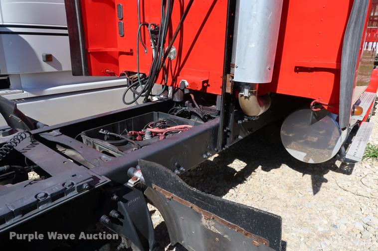 image for item DD1625 2005 Freightliner Columbia CL120 semi truck