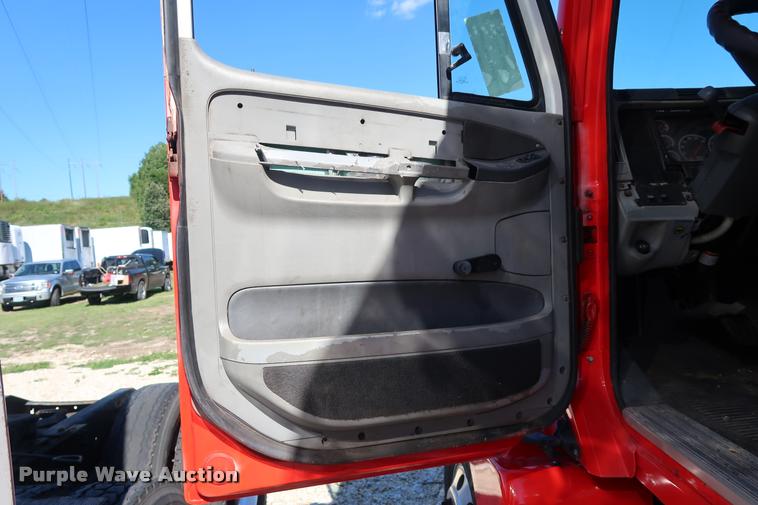 image for item DD1625 2005 Freightliner Columbia CL120 semi truck