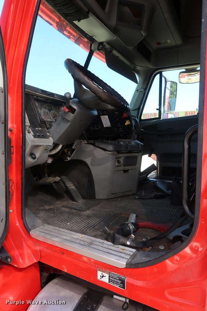 image for item DD1625 2005 Freightliner Columbia CL120 semi truck