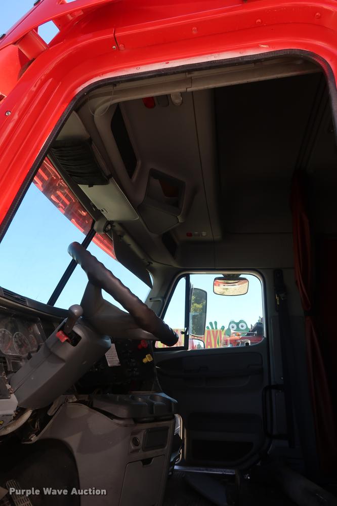 image for item DD1625 2005 Freightliner Columbia CL120 semi truck