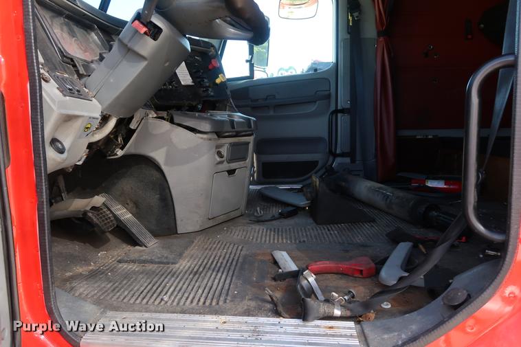 image for item DD1625 2005 Freightliner Columbia CL120 semi truck