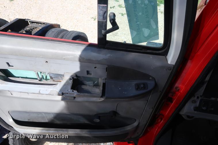 image for item DD1625 2005 Freightliner Columbia CL120 semi truck