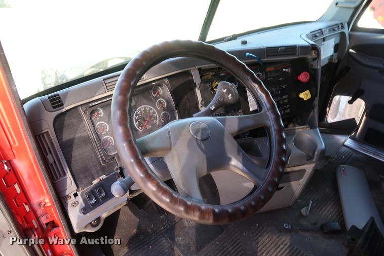 image for item DD1625 2005 Freightliner Columbia CL120 semi truck