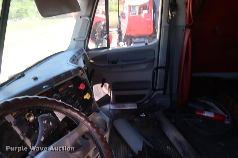 image for item DD1625 2005 Freightliner Columbia CL120 semi truck