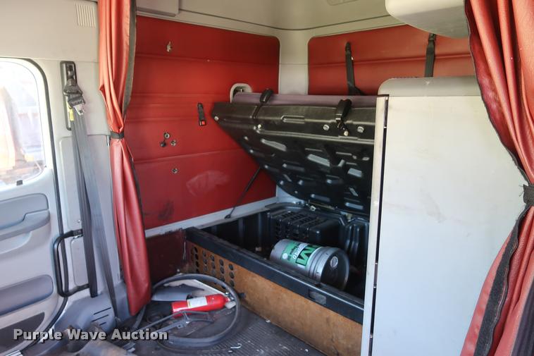 image for item DD1625 2005 Freightliner Columbia CL120 semi truck