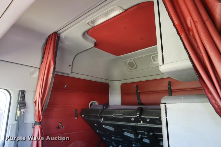 image for item DD1625 2005 Freightliner Columbia CL120 semi truck