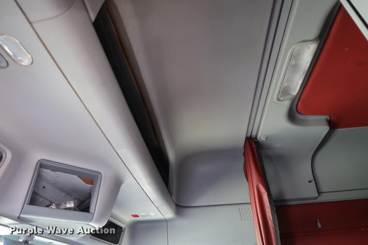 image for item DD1625 2005 Freightliner Columbia CL120 semi truck