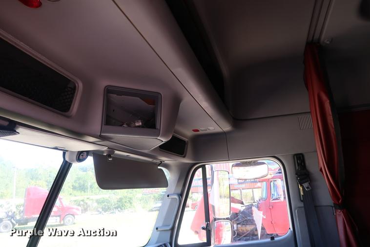 image for item DD1625 2005 Freightliner Columbia CL120 semi truck