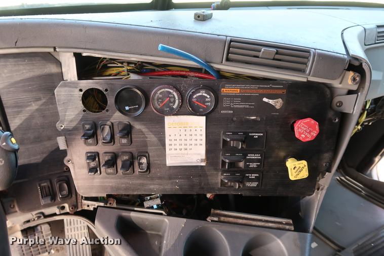 image for item DD1625 2005 Freightliner Columbia CL120 semi truck