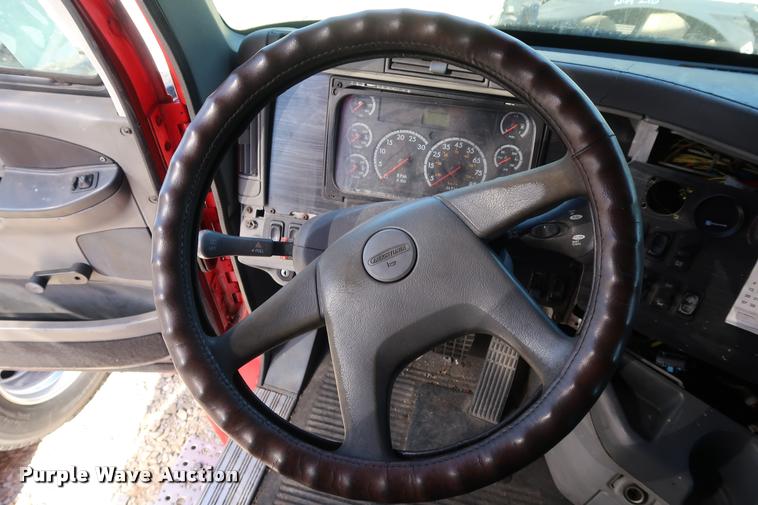 image for item DD1625 2005 Freightliner Columbia CL120 semi truck