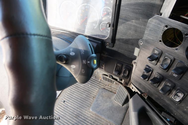 image for item DD1625 2005 Freightliner Columbia CL120 semi truck