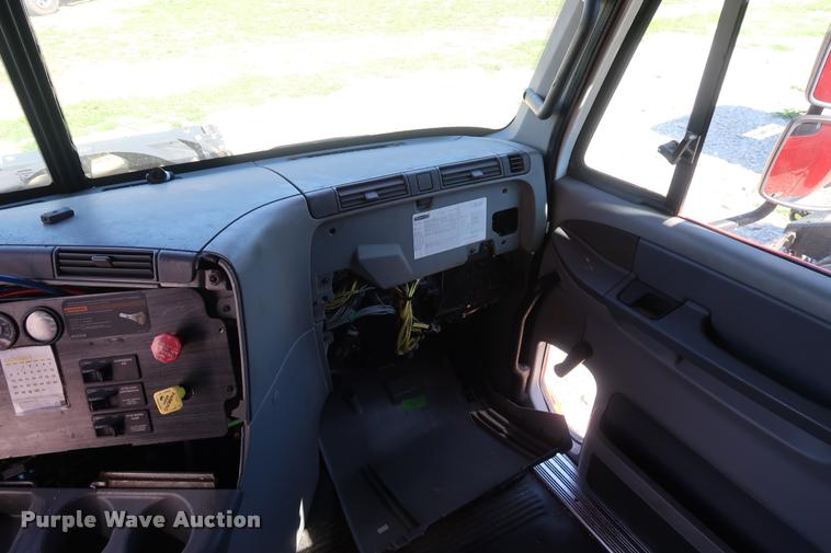 image for item DD1625 2005 Freightliner Columbia CL120 semi truck