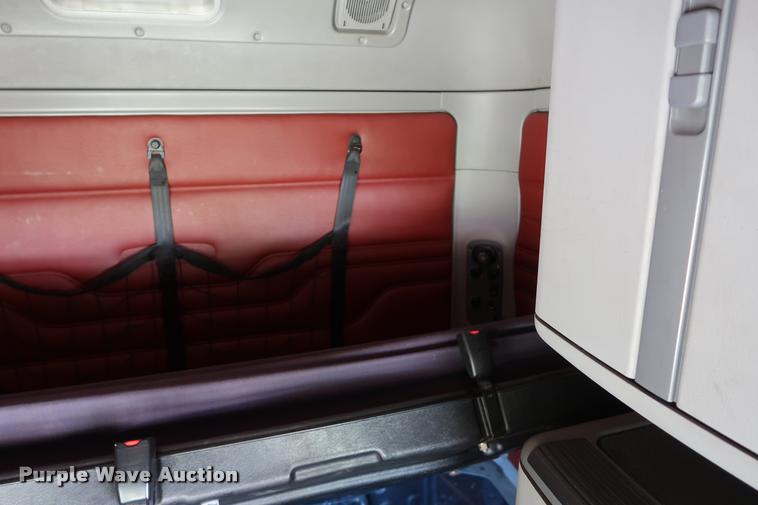 image for item DD1625 2005 Freightliner Columbia CL120 semi truck