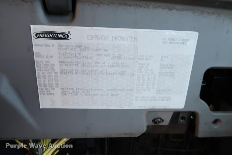 image for item DD1625 2005 Freightliner Columbia CL120 semi truck