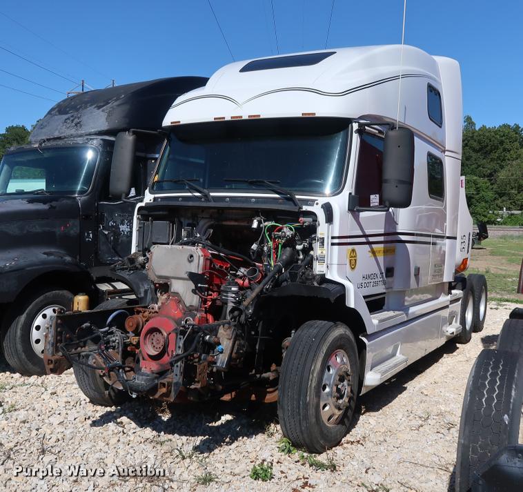 image for item DD1626 2003 Volvo VNL semi truck