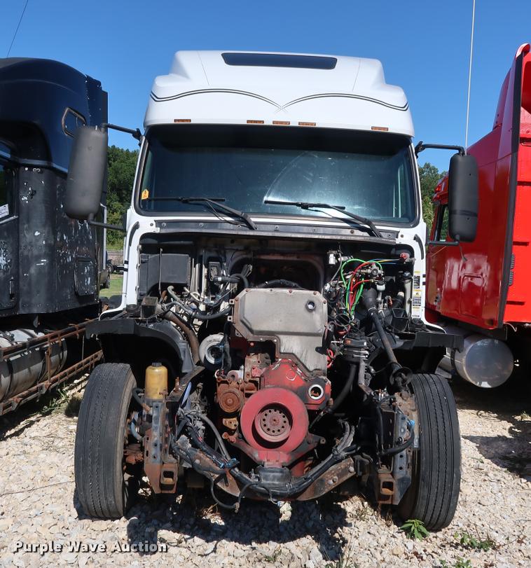 image for item DD1626 2003 Volvo VNL semi truck