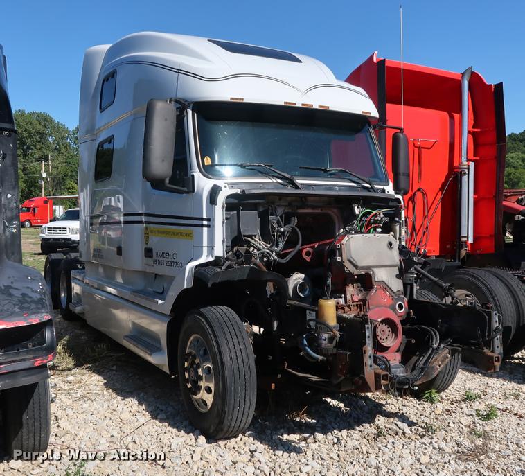 image for item DD1626 2003 Volvo VNL semi truck