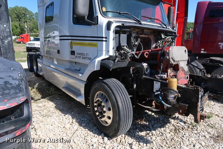 image for item DD1626 2003 Volvo VNL semi truck