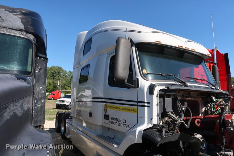 image for item DD1626 2003 Volvo VNL semi truck