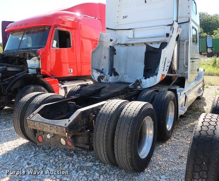 image for item DD1626 2003 Volvo VNL semi truck