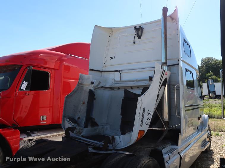image for item DD1626 2003 Volvo VNL semi truck