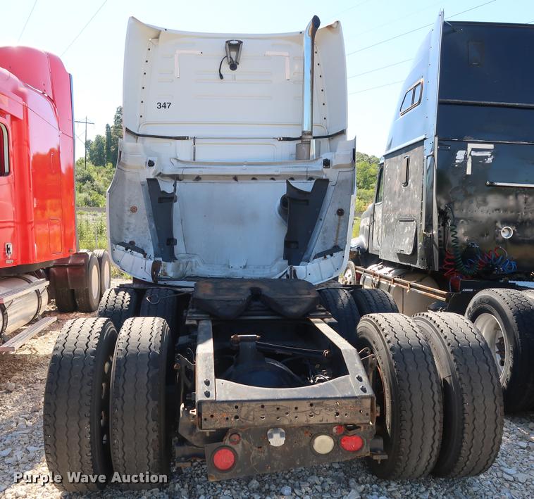 image for item DD1626 2003 Volvo VNL semi truck