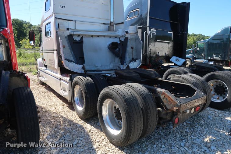 image for item DD1626 2003 Volvo VNL semi truck