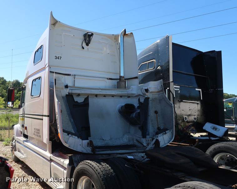 image for item DD1626 2003 Volvo VNL semi truck