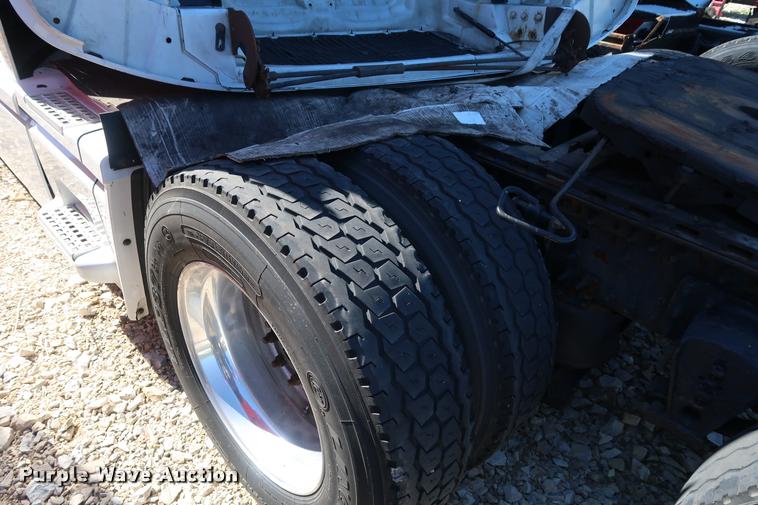 image for item DD1626 2003 Volvo VNL semi truck