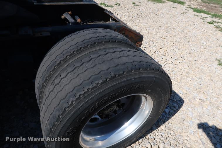 image for item DD1626 2003 Volvo VNL semi truck