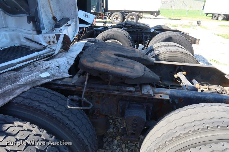 image for item DD1626 2003 Volvo VNL semi truck