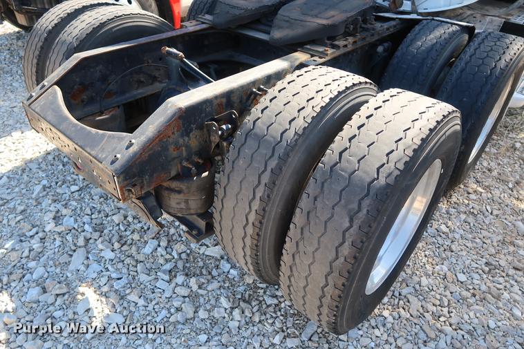 image for item DD1626 2003 Volvo VNL semi truck