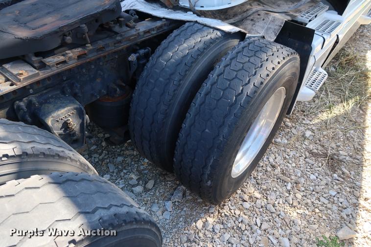 image for item DD1626 2003 Volvo VNL semi truck