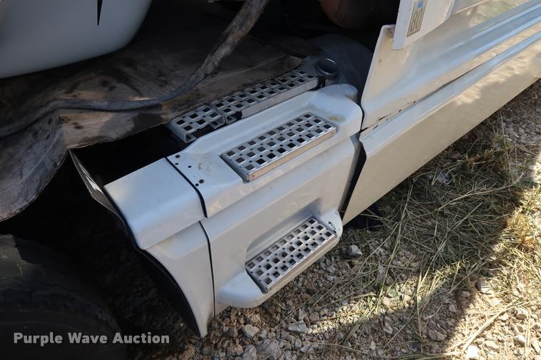 image for item DD1626 2003 Volvo VNL semi truck