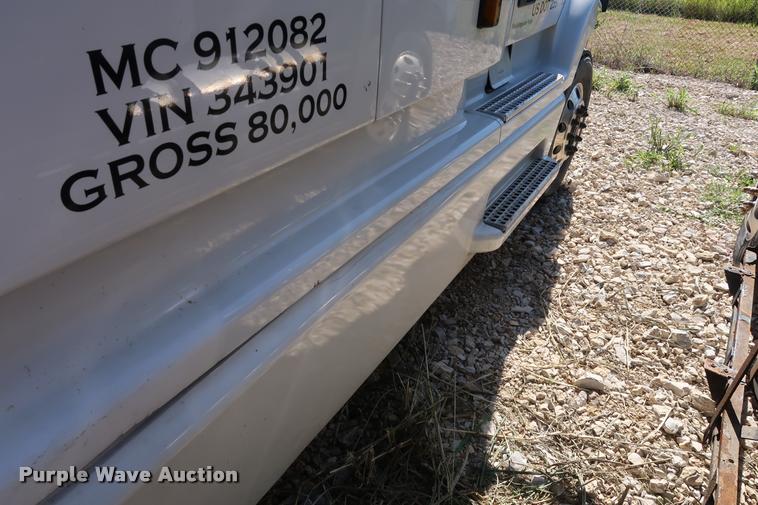 image for item DD1626 2003 Volvo VNL semi truck