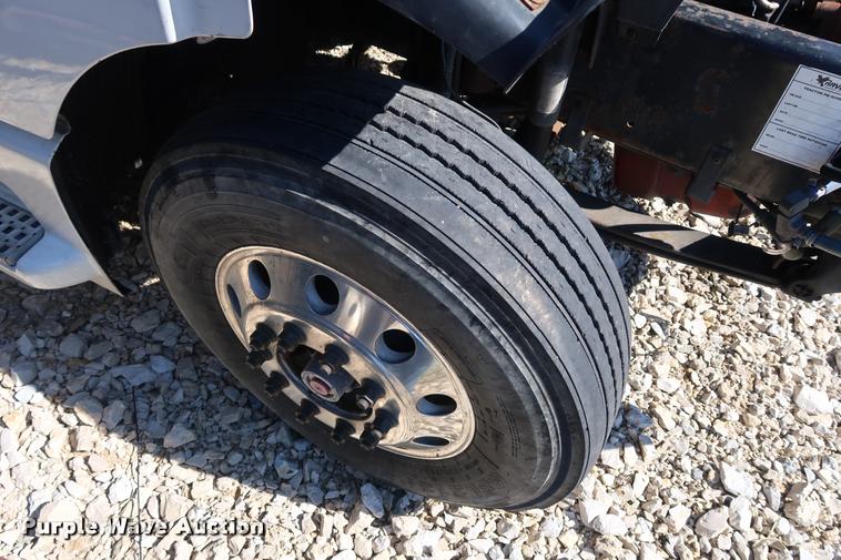 image for item DD1626 2003 Volvo VNL semi truck